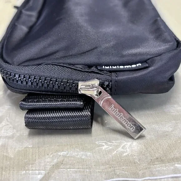 Lululemon Everywhere Belt Bag 1L with Logo Strap Black NWT - Picture 4 of 9